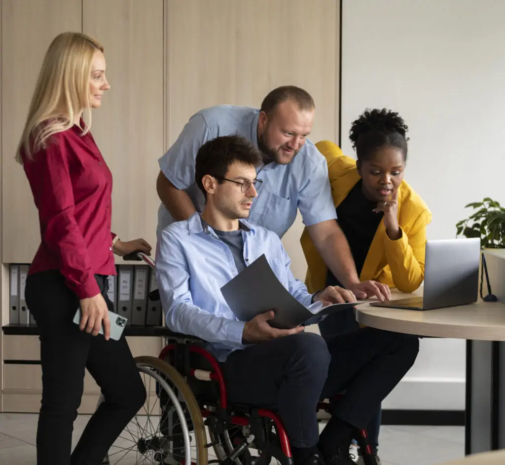 Personnes travaillant au bureau