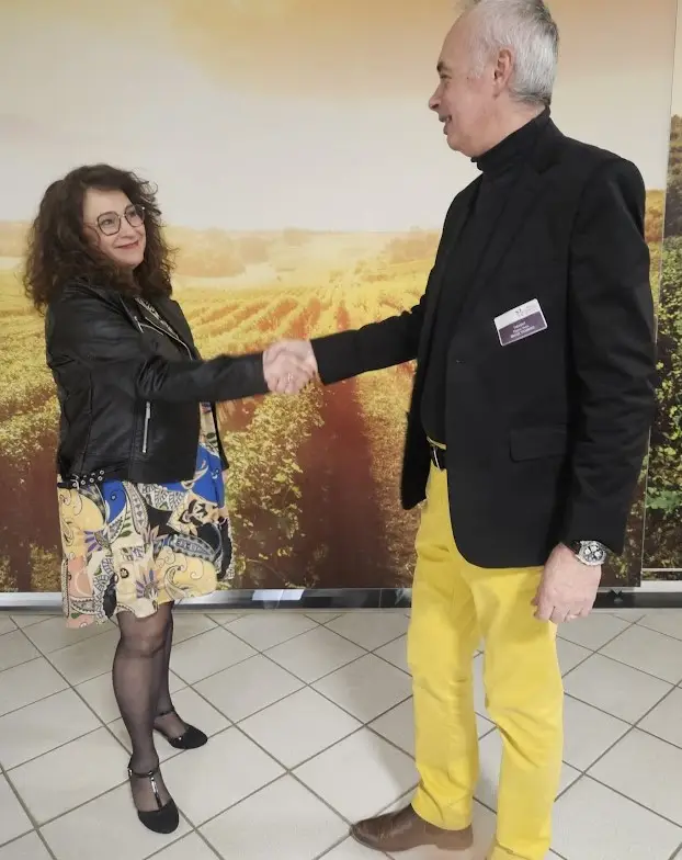 Diane qui serre la main à un partenaire